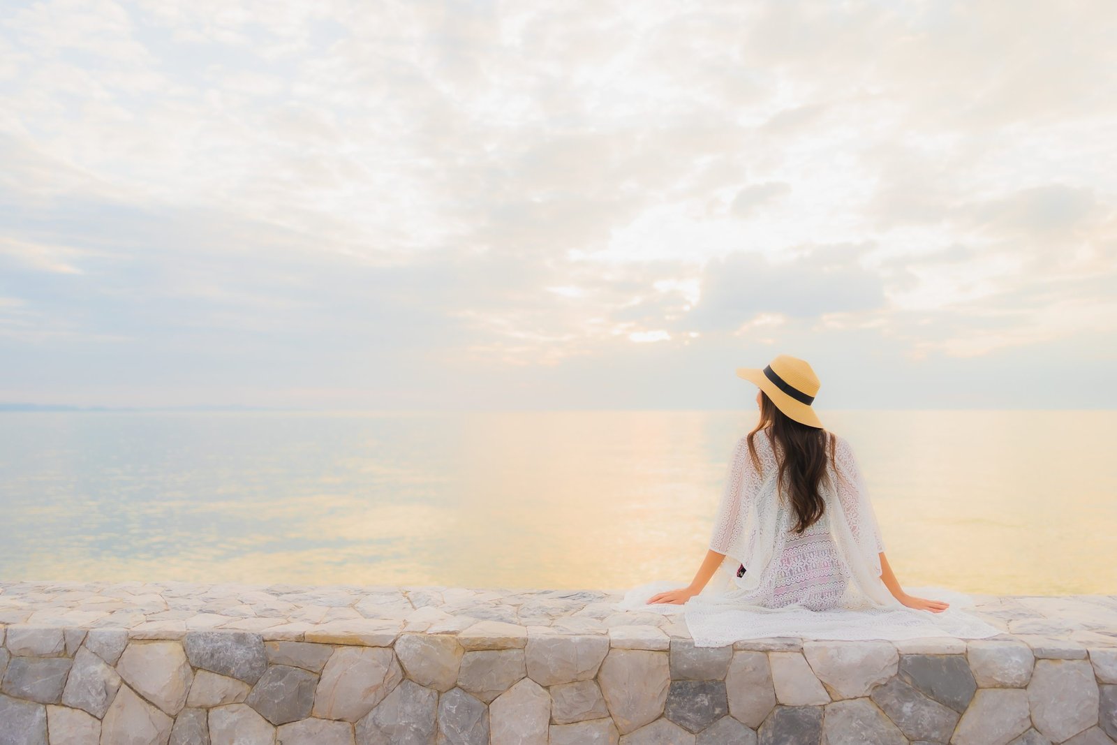 La imagen tiene un atributo ALT vacío; su nombre de archivo es portrait-beautiful-young-asian-women-happy-smile-relax-around-sea-beach-ocean-scaled.jpg